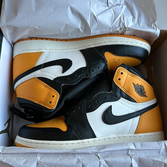 Air Jordan 1 Retro High OG 'Yellow Toe' - Picture 2 of 3